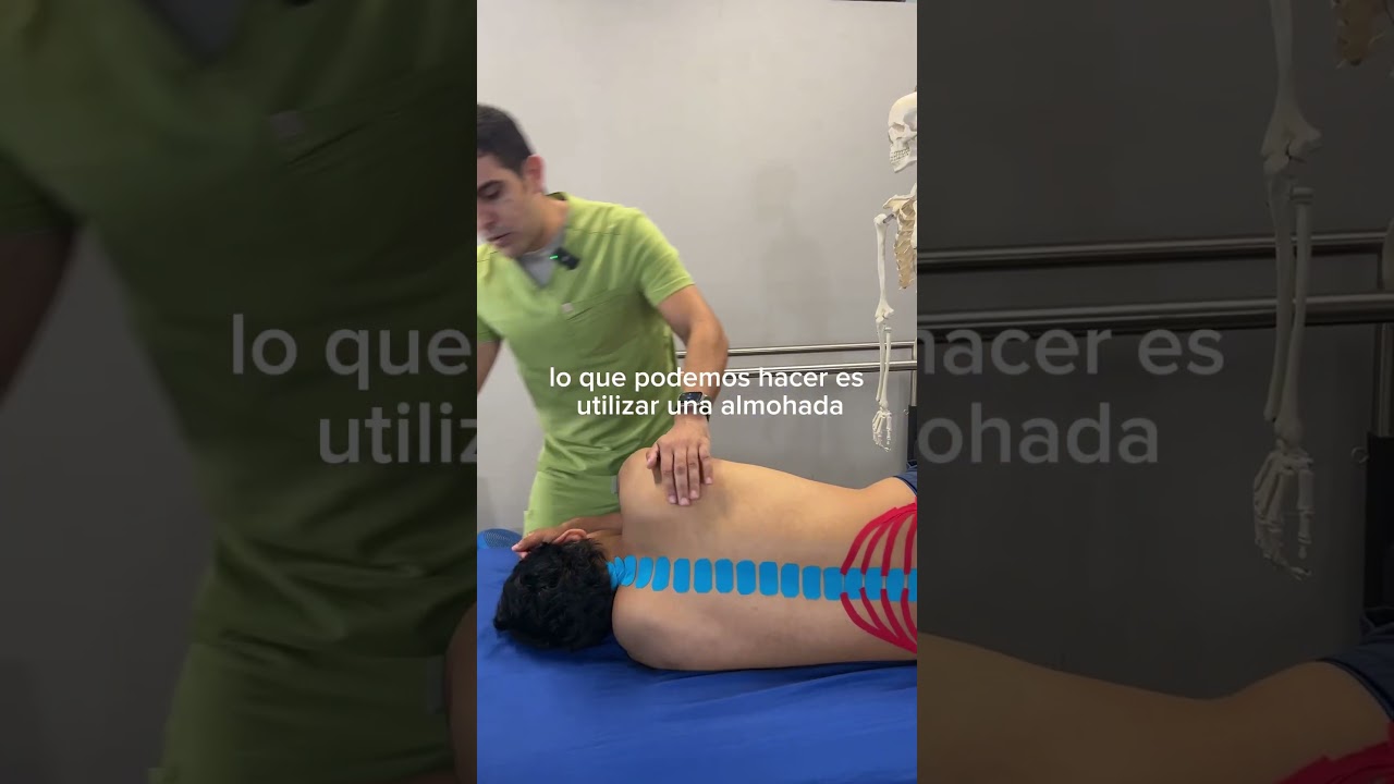 como dormir con una contractura en el cuello