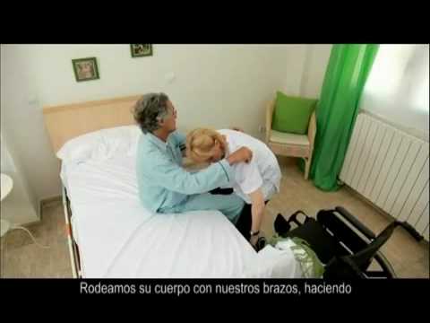 como levantar a una persona mayor de la cama